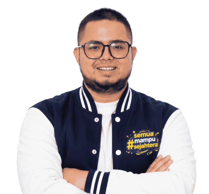Thufeil M. Tyansah tersenyum dengan tangan bersilang, mengenakan kacamata dan jaket varsity navy.